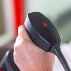 Mischer-Handmixer mit Mischen, die zerkleinert werden