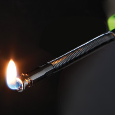 En lettere for gasspeisen med en lang fleksibel tips og sikkerhetslås