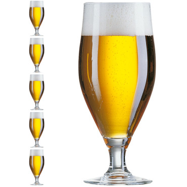 Een glas bierwater op een...