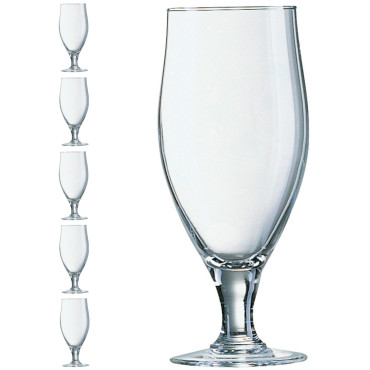 Een glas bierwater op een...