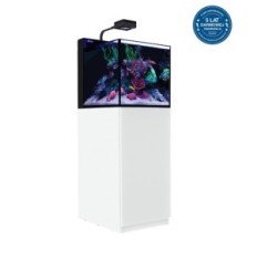 Desktop-schiereiland met een witte kast