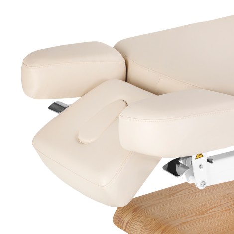 Poltrona SPA Sillon Relax crema con base color legno chiaro — primo piano del bracciolo