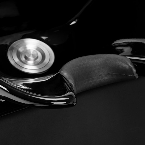 Hair System Edge Noir frizerska jedinica za pranje kose — detaljni prikaz naslona za ruke