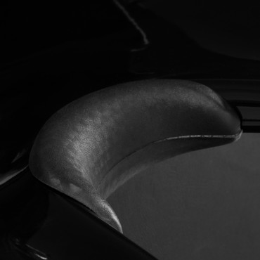 Hair System Edge Noir kampaamoshampoopiste mustalla keraamisella altaalla — lähikuva käsinojasta
