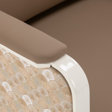 Kreslo Omega Grandeur do čakárne svetlo hnedé — detail opierky ruky
