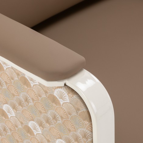 Wartezimmerstuhl Omega Grandeur hellbraun — Detailaufnahme Armlehne