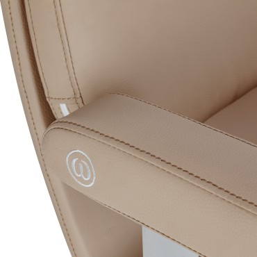 Silla de peluquería Omega Astra beige — detalle del reposabrazos