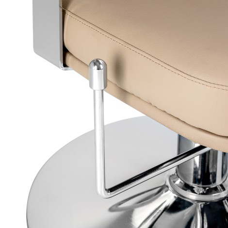 Frisörstol Omega Astra Plus beige — närbild av reglage