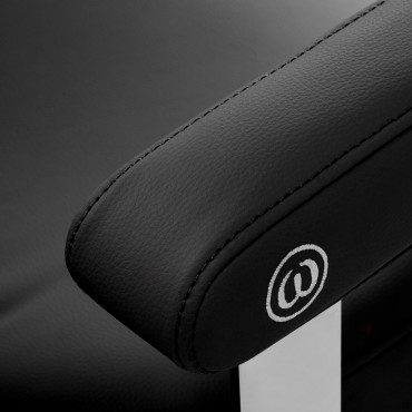 Omega Astra Plus fodrász szék, fekete — közeli kép a kartámaszról