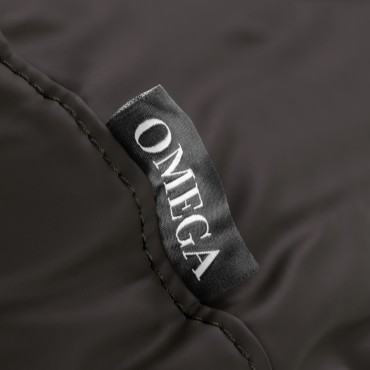Appui-tête Omega marron — gros plan étiquette