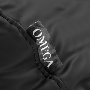 Encosto de cabeça Omega preto — close-up da etiqueta