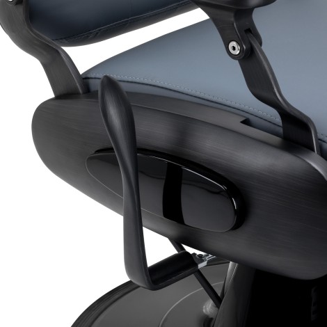 Fauteuil de barbier Gabbiano Francesco graphite avec cadre brossé seconde catégorie — gros plan accoudoir
