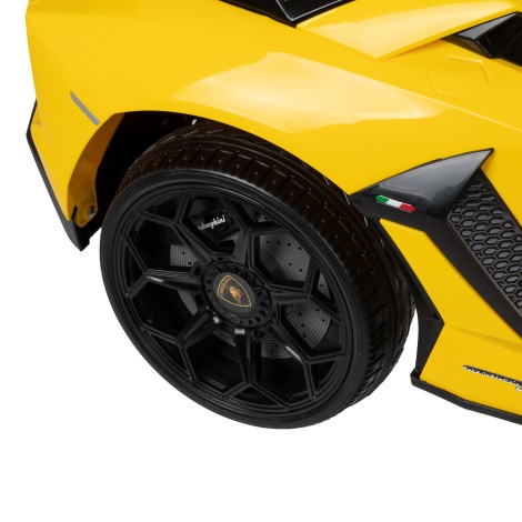 Lasten automuotoinen kampaamotuoli Gabbiano Lamborghini — lähikuva pyöristä