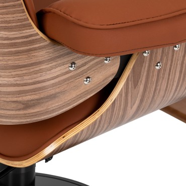 Hairdressing chair Gabbiano Florencja in brown with a black base — close-up of the seat
