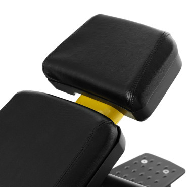 Ângulo de ângulo de banco inclinado sob um besouro para apertar minha cabeça para cima preto e amarelo