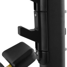 Bankwinkelwinkel, der unter einem Käfer geneigt ist, um meinen Kopf schwarz und gelb zu drücken