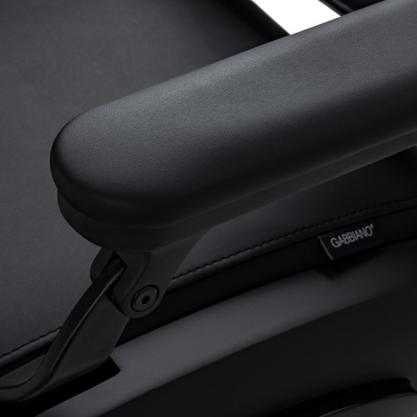 Fauteuil de barbier Gabbiano Francesco avec fonction massage, noir avec base noire — gros plan accoudoir