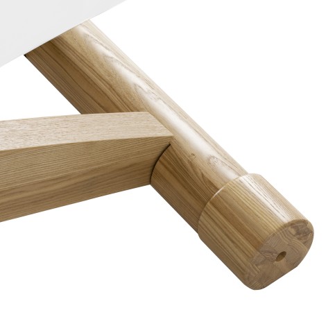 Sillón Siesta SPA eléctrico blanco con base marrón claro — detalle de la base