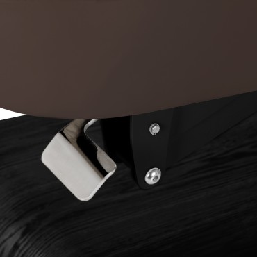 SPA ležaljka Sillon Relax tamno smeđa s crnom bazom — detaljni prikaz ručke