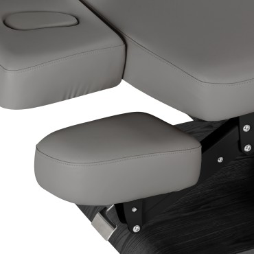 Poltrona SPA Sillon Relax grigia con base in legno scuro — primo piano della seduta
