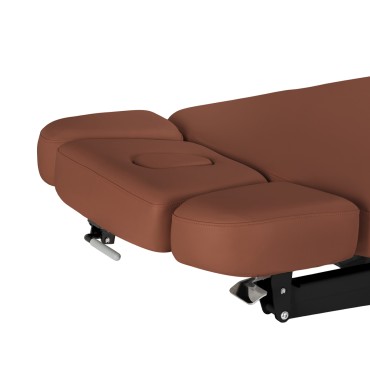 SPA-lepotuoli Sillon Relax ruskea mustalla jalustalla — lähikuva istuimesta