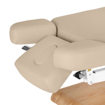 Poltrona SPA Sillon Relax beige con base in legno chiaro — primo piano del bracciolo