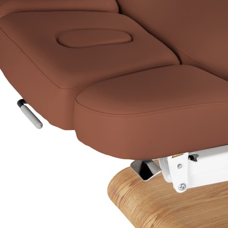 Ξαπλώστρα SPA Sillon Relax καφέ με βάση σε ανοιχτό καφέ ξύλο — κοντινό κάθισμα