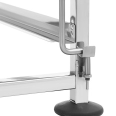 Cameriere con uno scaffale per il trasporto di 7 TAC 60 x 60 cm con uno scaffale