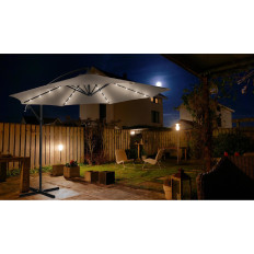 Parapluie de jardin sur une flèche ronde inclinable avec éclairage LED. 300 cm de crème