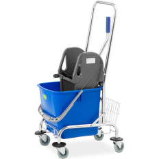 Rengöring vagnsrengolv med en hink och en 30 l squeezer