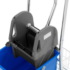 Rengöring vagnsrengolv med en hink och en 30 l squeezer