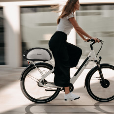 Bicykel Bag na kmeni s ramenným popruhom 13L čierny