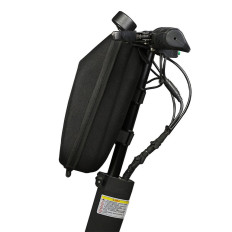 Saco impermeável do scooter do eixo do cabo em um scooter 4L preto