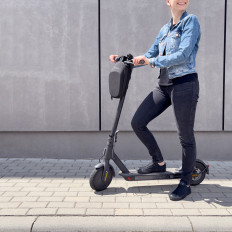 Sac de scooter à manche imperméable sur un scooter 4L noir