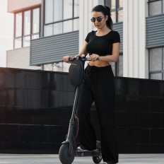 Sac de scooter à manche imperméable sur un scooter 4L noir