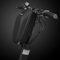 Saco impermeável do scooter do eixo do cabo em um scooter 4L preto