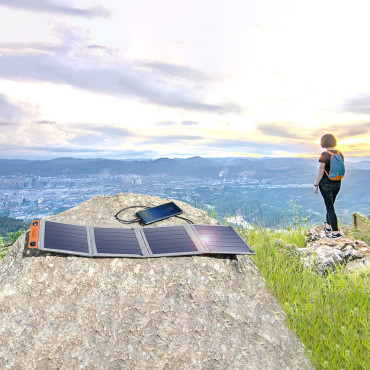 Caricabatterie solare per un telefono turistico con USB 14W pieghevole grigio