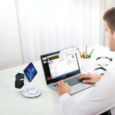 Wireless-Induktionslader mit einem iPhone-Stand Apple Attentiere lenkte