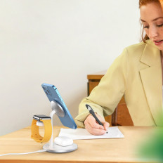 Trådlös induktionslastare med ett iPhone-stativ Apple Titta på airpods vita