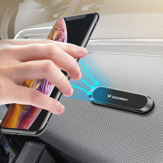 Magnetiskt handtag på telefonen på instrumentbrädan limmade svart