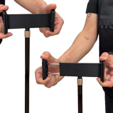 Stand de tablette et téléphone de table sur le bureau noir