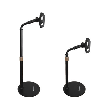 Carrinho de mesa e tablet telefone na mesa negra