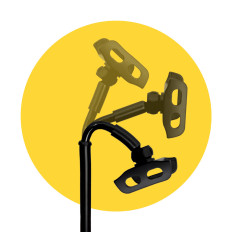 Tablet Stand ja Tablet Puhelin mustalla työpöydällä