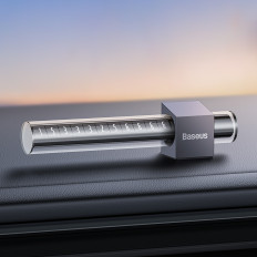 Piastra di parcheggio sul numero di telefono sul cruscotto grigio