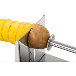 Uma máquina de mão para batatas fritas em um patty chips twister