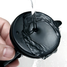 Gravitationsauto-Griff für ein Telefon auf einem Glas oder einem Verteilerplatinen. Oscculum schwarz