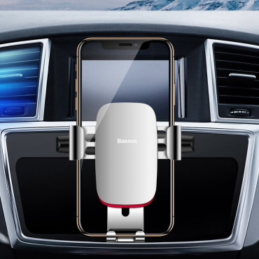 Μεταλλική λαβή βαρύτητας αυτοκινήτου σε μια μαύρη υποδοχή CD