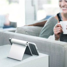 Support de stand pour le téléphone sur un bureau noir