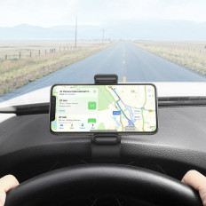 Autohouder voor telefoongesp op het zwarte dashboard
