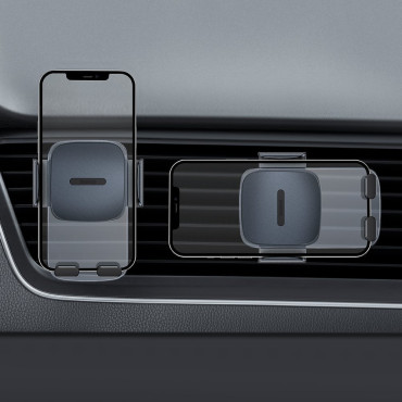 Titolare dell'automobile al telefono sull'aria a scacchi. Ventilazione nera